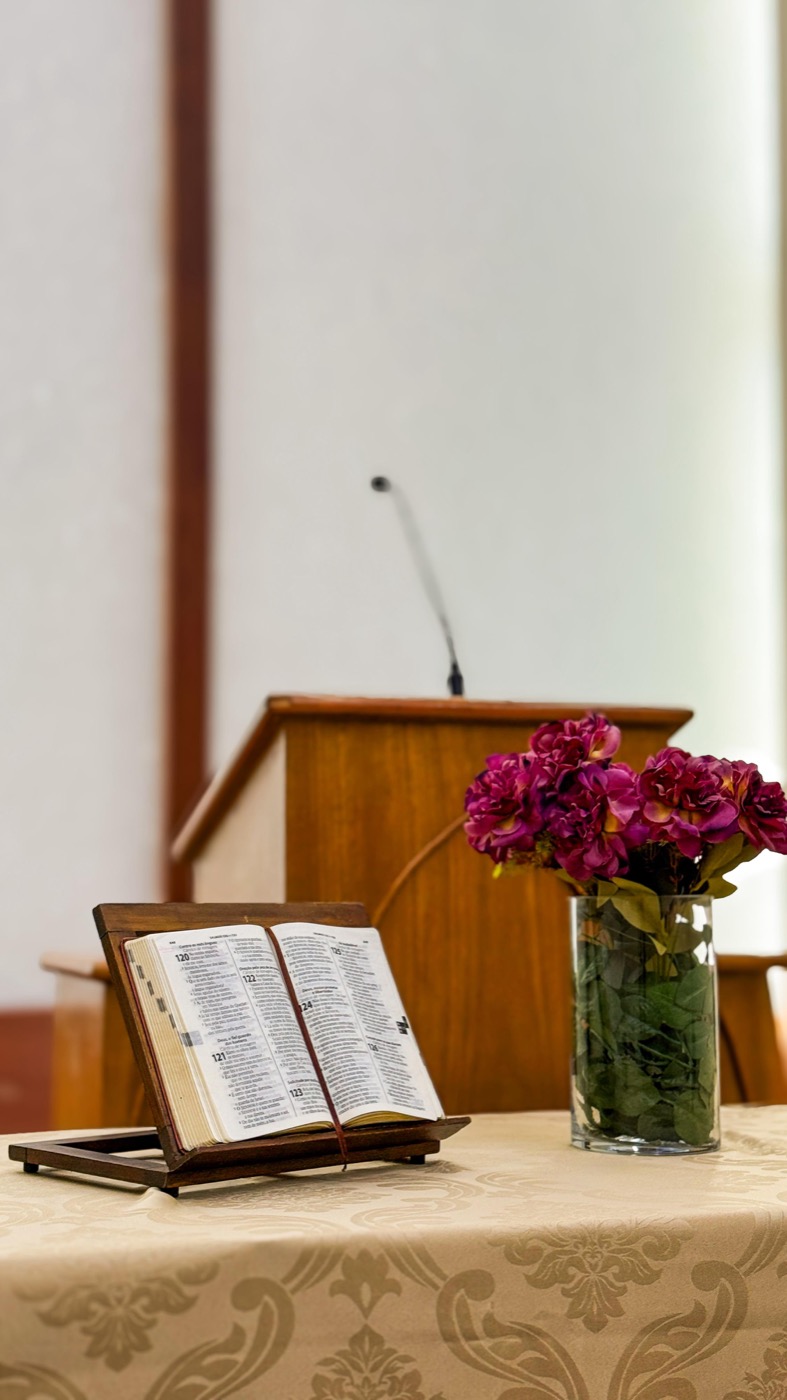 Bíblia aberta sobre a mesa da igreja