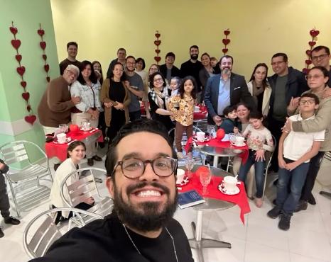 Casais da igreja reunidos em comunhão