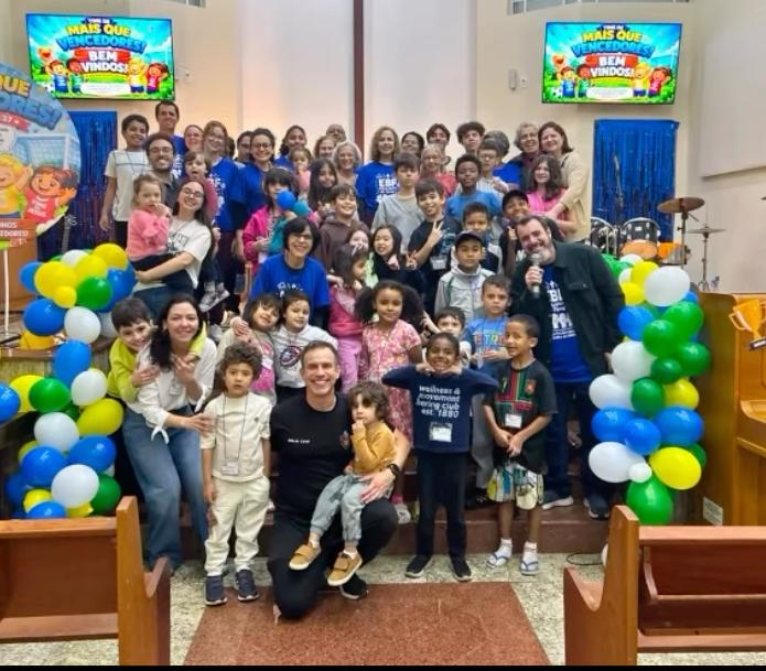 Crianças da UCP reunidas na igreja