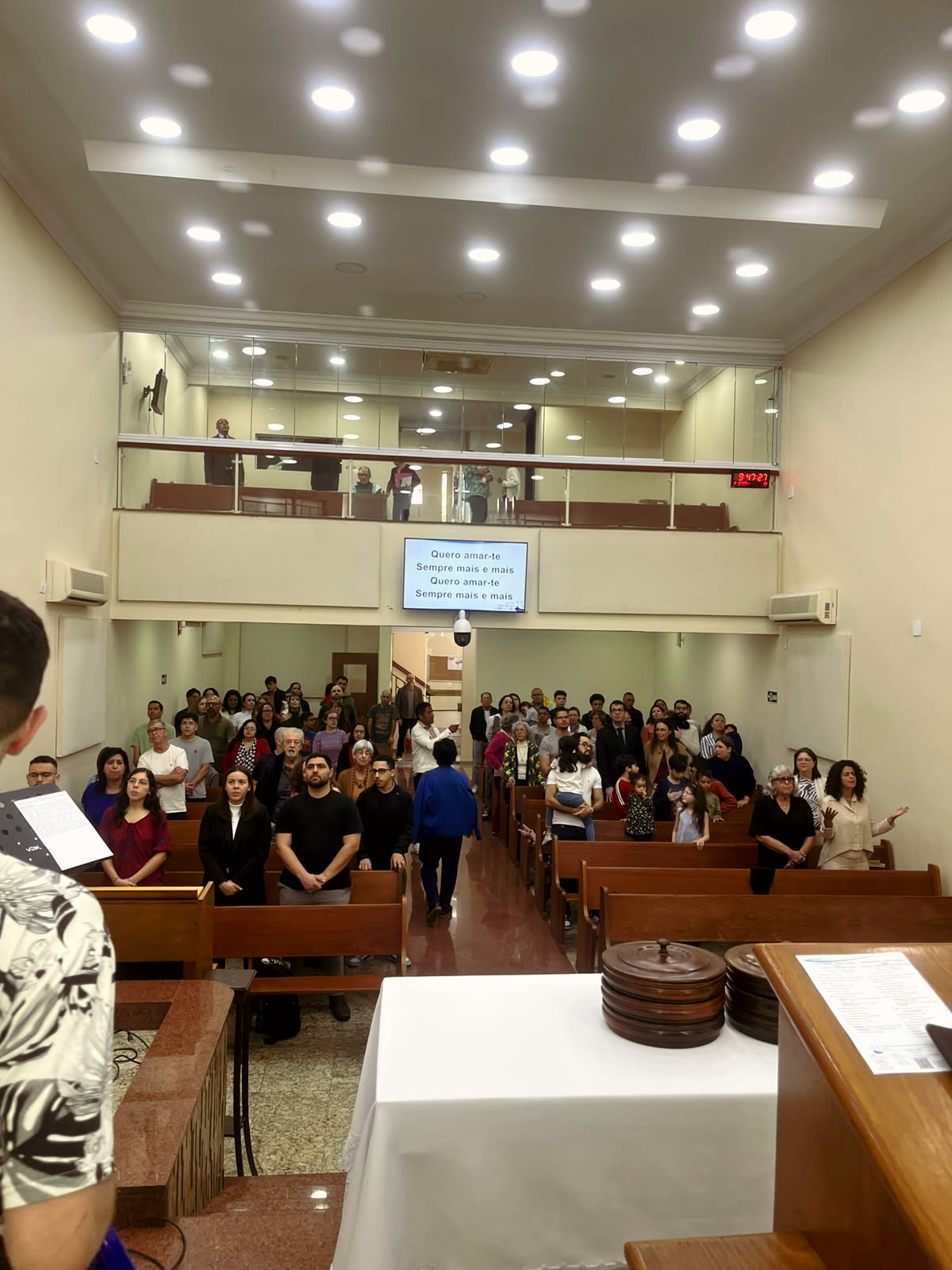 Igreja reunida durante o culto